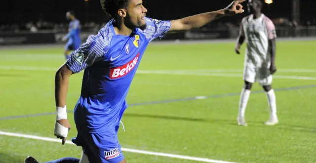 photo  aimeric gomis se remet doucement de son choc à la tête reçu contre le puy foot vendredi.  &copy;  julien kammerer 