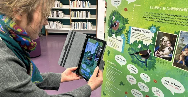 photo  à la bibliothèque intercommunale de la flèche (sarthe), une exposition visible jusqu’au 21 mars 2026 permet de voir s’animer et d’entendre le chant des oiseaux qui y sont représentés.  &copy;  ouest-france 