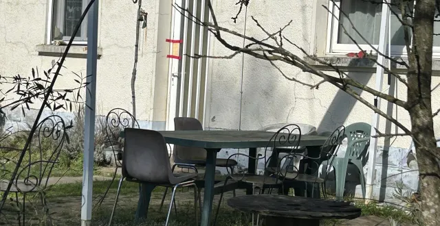 photo  des scellés ont été posés sur la porte du pavillon où se sont déroulés les faits.  &copy;  le maine libre 