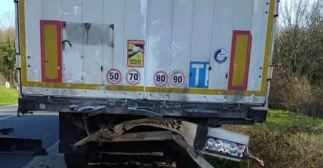 photo  un conducteur de 20 ans a perdu la vie en percutant un camion dans le sud des deux-sèvres.  &copy;  gendarmerie 79 