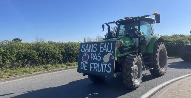 photo  à 11 h, ce mardi 3 mars 2026, les premiers tracteurs entrent sur l’autoroute a 87 près de mûrs-érigné (maine-et-loire) bloquant l’accès à angers par le sud.  &copy;  ouest-france 