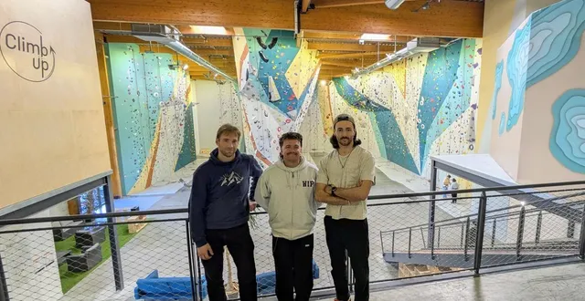 photo  le gérant de la salle climb up (à gauche) et les organisateurs de la soirée.  &copy;  le maine libre 