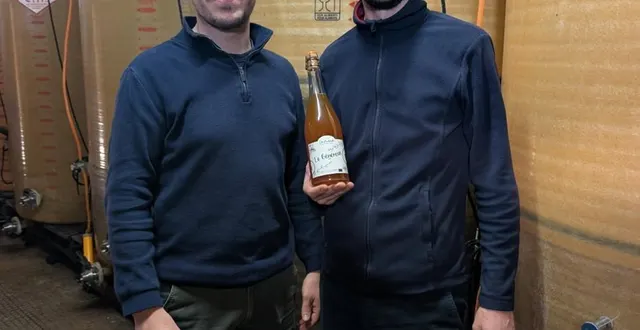 photo  théo et robin lhommeau, deux frères à la tête du domaine de la mare avec leur cidre médaillé.  &copy;  domaine de la mare 