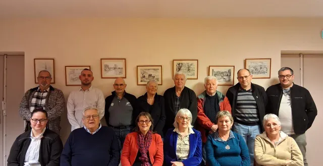 photo  yves le bouffant (debout, 5e à partir de la g.) et ses colistiers (sauf delphine gaudin, jordane diot, guillaume gauclin).  &copy;  le maine libre 