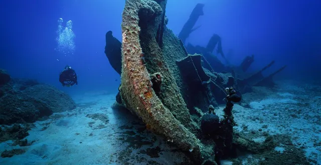 photo  parmi les 3,5 tonnes de tessons fouillés au fond de l’eau, figurent plusieurs pièces rares, intactes ou à peine abîmées, dont certains exemples remarquables de porcelaine bleue et blanche.  &copy;  photo d’illustration : shansche via getty images/istockphoto 