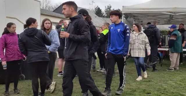 photo  à l’arrivée, marcheurs et cyclistes se retrouvent autour du verre de l’amitié.  &copy;  ouest-france 