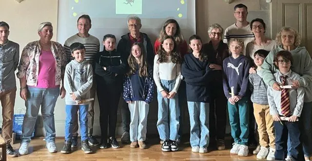photo  les participants ont présenté leurs réalisations dans la salle du conseil du plessis-macé et exprimé leur grande satisfaction d’avoir découvert ce nouvel art.  &copy;  ouest-france 