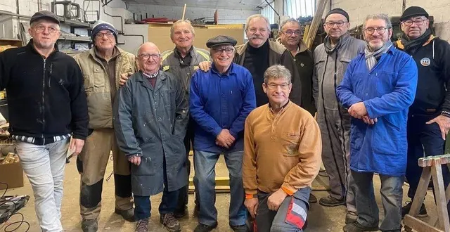 photo  les bénévoles travaillent depuis le début de l’année pour construire le char principal.  &copy;  le maine libre 