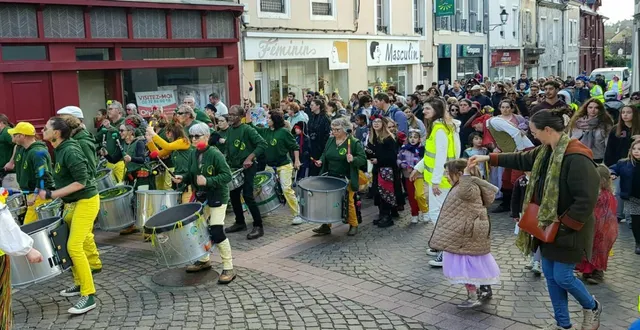 photo  sous les percussions de batuc’amalice, le carnaval organisé par le centre social mazagran a fait vibrer la ville.  &copy;  le maine libre 