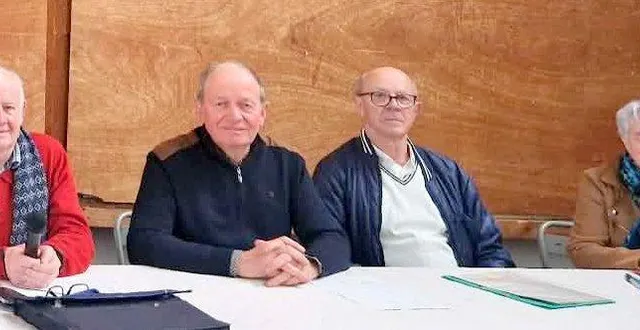 photo  le président, roland foucher ; le vice-président, roger chevalier ; le trésorier, yvon macé, et la secrétaire, madeleine menon.  &copy;  ouest-france 