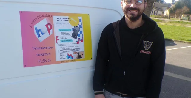 photo  alberto jarnouen est réparateur de téléphones portables.  &copy;  ouest-france 