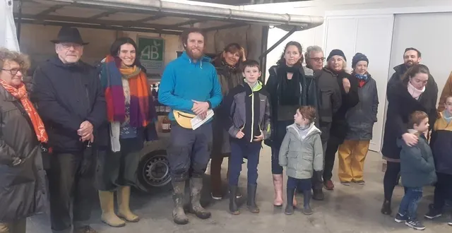 photo  le premier groupe de visiteurs se prépare à suivre quentin oger, à la découverte de la ronde des fruits. 