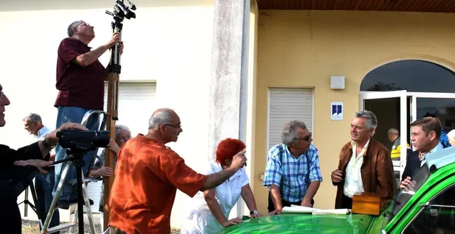 photo  claude jouy, en orange, réalisateur, lors du tournage d’un précédent film.  &copy;  co 