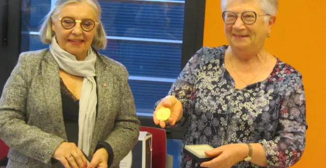 photo  monique leroy, maire, montre la médaille de l’assemblée nationale que nicole dubré-chirat, députée, vient de lui remettre.  &copy;  co 