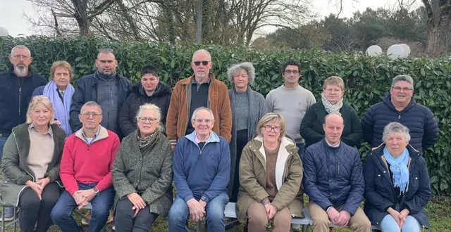 photo  la liste avoise autrement, menée par serge basnier, au centre avec une veste marron.  &copy;  avoise autrement 