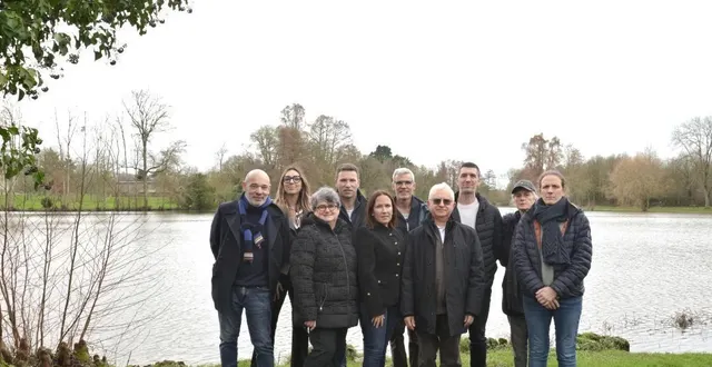 photo  dominique faure (troisième en partant de la gauche au premier plan) entouré d’une partie de la liste « agir tous ensemble pour challain ».  &copy;  liste « agir tous ensemble pour challain » 