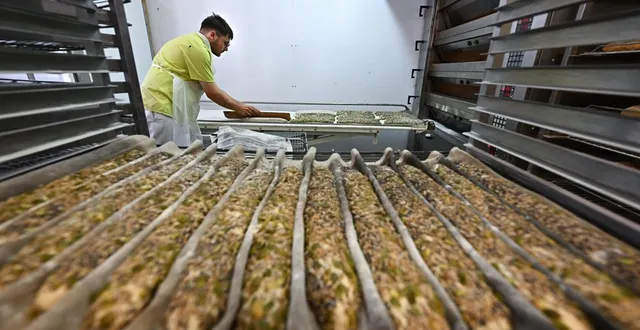 photo  un boulanger de quartier à nantes (loire-atlantique).  &copy;  franck dubray / ouest france 
