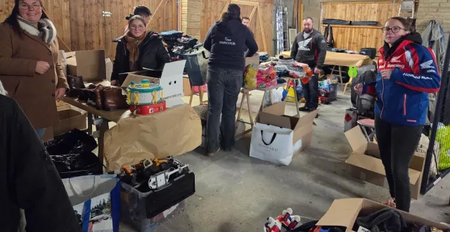 photo  les volontaires organisent un vide-dressing en faveur de la famille soto ramos.  &copy;  photo transmise par julie pillon 