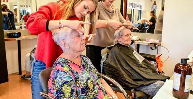 photo  le mans, mardi 3 mars 2026. louann lejeune, en première année de bts esthétique, et virginie cabaret, directrice du centre de formation espace bel air, ont mis en beauté les résidentes de l’ehpad emeis les maraîchers.  &copy;  le maine libre - yvon loué 