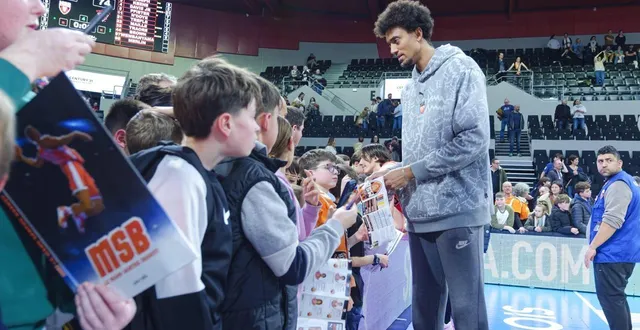 photo  jonathan jeanne va pouvoir quitter le survêtement pour enfiler à nouveau le maillot du mans sarthe basket.  &copy;  dominique breugnot 