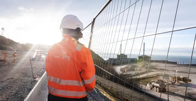 photo  le grand chantier epr2 de penly, près de dieppe (seine-maritime), est actuellement en phase d’aménagement pour la construction des deux futurs réacteurs de nouvelle génération. les travaux actuels sont surtout du terrassement et l’agrandissement de la digue et selon edf, près de 1 200 personnes y travaillent chaque jour.  &copy;  justin picaud, ouest-france 