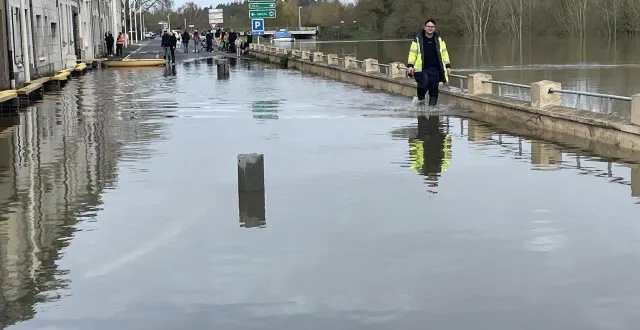photo  au matin du vendredi 20 février, la crue de l’oudon a investi une partie des rues à proximité.  &copy;  ouest-france 