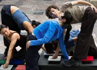 photo  une image de la création « organon » de tarik atoui et noé soulier avec les étudiants(e)s de l’école du cndc, présentée les 13, 14 et 17 mars au quai. 