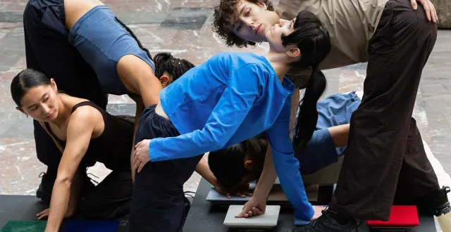 photo  une image de la création « organon » de tarik atoui et noé soulier avec les étudiants(e)s de l’école du cndc, présentée les 13, 14 et 17 mars au quai.  &copy;  photo anna van waeg 