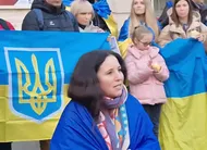 photo  oksana huyard lors d’une manifestation pro-ukrainienne place du ralliement à angers 