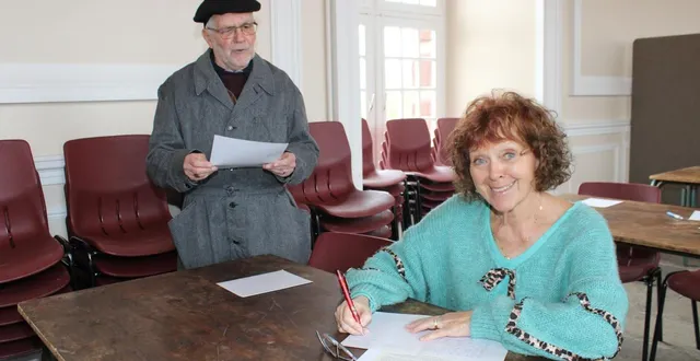 photo  marie-suzanne jombart a rendu une copie parfaite à son instituteur, daniel lesage.  &copy;  ouest-france 