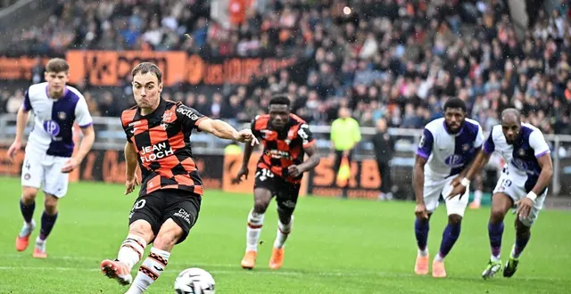 photo  face à toulouse (1-1, 12e journée), pablo pagis a transformé le premier penalty de la saison pour le fc lorient.  &copy;  archives david ademas / ouest-france 