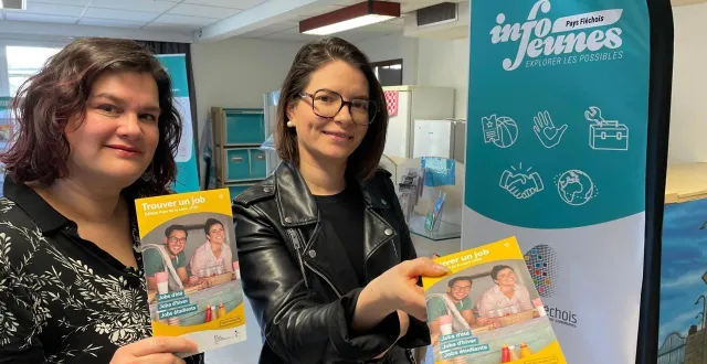 photo  stéphanie guy de la mission locale et sarah bompard animatrice jeunesse du pays fléchois, à quelques jours du forum des jobs d’été du samedi 7 mars 2026.  &copy;  le maine libre – louis gohin 