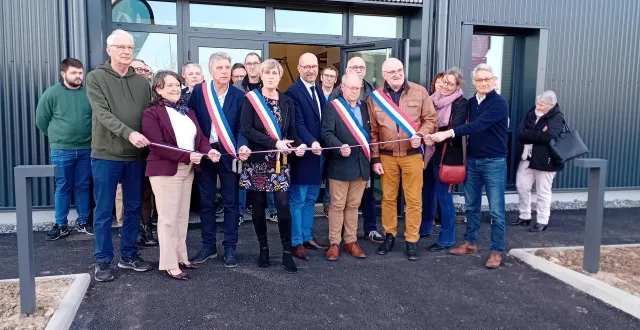 photo  élus et agents ont procédé à l’inauguration officielle du bâtiment situé dans le parc d’activités de la zone océane entre les deux communes déléguées.  &copy;  ouest-france 