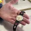 photo la ferté-bernard, 3 mars 2026. la rolex de 1934, tenue dans la main par son propriétaire, a bénéficié de l’expertise de deux commissaires-priseurs pour être estimée.
