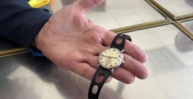 photo  la ferté-bernard, 3 mars 2026. la rolex de 1934, tenue dans la main par son propriétaire, a bénéficié de l’expertise de deux commissaires-priseurs pour être estimée.  &copy;  le maine libre 