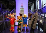 photo  les mascottes de la coupe du monde, maple, zayu et clutch, posent avec emma pire à l’intérieur de l’empire state building pour célébrer les 100 jours avant le début de la coupe du monde à new york, le 3 mars 2026 
