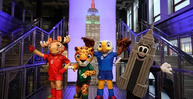 photo  les mascottes de la coupe du monde, maple, zayu et clutch, posent avec emma pire à l’intérieur de l’empire state building pour célébrer les 100 jours avant le début de la coupe du monde à new york, le 3 mars 2026  &copy;  charly triballeau / afp 