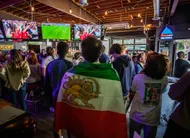 photo  des supporters iraniens regardent le match de la coupe du monde 2022 au qatar entre les états-unis et l’iran, diffusé dans un bar du quartier de westwood à los angeles, en californie, le 29 novembre 2022. 