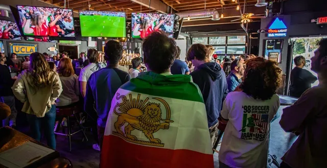 photo  des supporters iraniens regardent le match de la coupe du monde 2022 au qatar entre les états-unis et l’iran, diffusé dans un bar du quartier de westwood à los angeles, en californie, le 29 novembre 2022.  &copy;  apu gomes/afp 