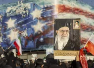 photo  des milliers de personnes se rassemblent sur la place enghelab pour une manifestation pro-gouvernementale, brandissant une affiche d’ali khamenei, après que les médias d’état iraniens ont confirmé la mort de l’ayatollah ali khamenei le 1er mars 2026 à téhéran, en iran. 