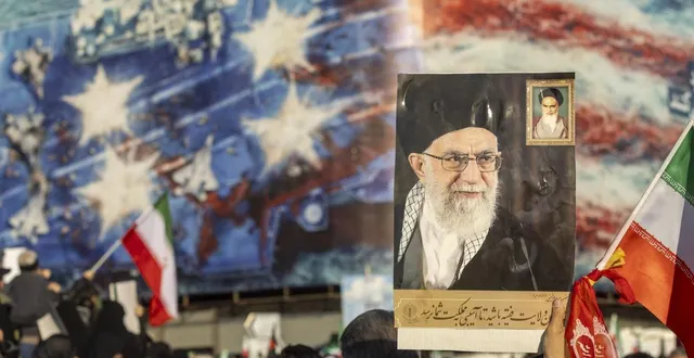 photo  des milliers de personnes se rassemblent sur la place enghelab pour une manifestation pro-gouvernementale, brandissant une affiche d’ali khamenei, après que les médias d’état iraniens ont confirmé la mort de l’ayatollah ali khamenei le 1er mars 2026 à téhéran, en iran.  &copy;  majid saeedi / getty images via afp 