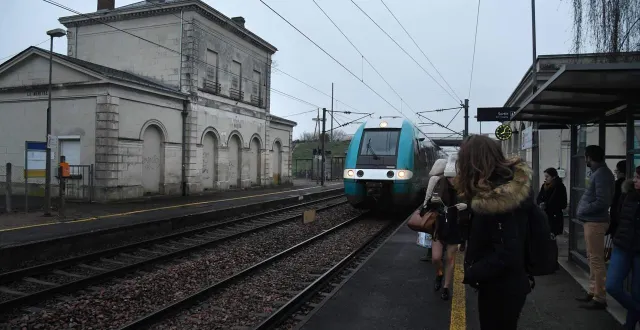 photo  une piste cyclable pourrait relier beaufort-en-anjou à la gare de la ménitré à moyen terme. une réalisation qui pourrait s’avérer utile pour de nombreux habitants, en particulier les plus jeunes : la circulation automobile sur la rd7 entre les deux communes n’incite pas à prendre son vélo.  &copy;   archives co - laurent combet 