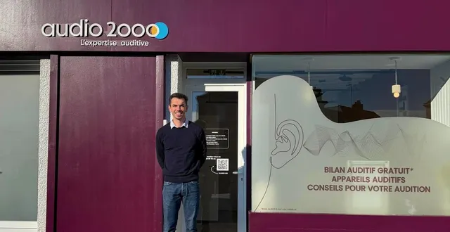 photo  thomas lebon, audioprothésiste diplômé, devant son nouveau centre auditif de loué.  &copy;  le maine libre 