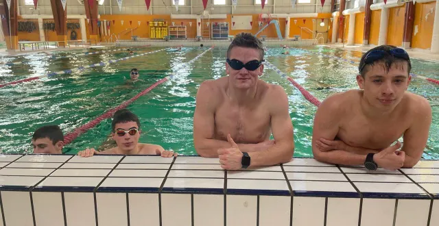 photo  lundi 2 mars 2026, 806 élèves du prytanée ont participé au défi de natation au profit de la cabat, caisse au profit des blessés de l’armée de terre.  &copy;  le maine libre – louis gohin 