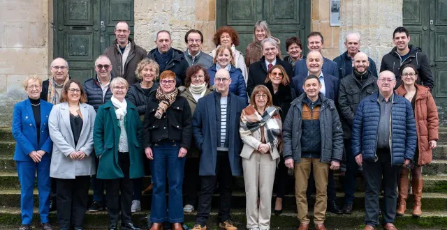 photo  la liste « bien vivre ensemble à domfront-en-poiraie » menée par bernard soul, le maire sortant. (manquent sur la photo : largillière victor et sandra jourdan).  &copy;  photo fournie par la liste 