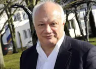 photo  eric emmanuel schmitt est un dramaturge, nouvelliste, romancier et réalisateur français naturalisé belge en 2008. 