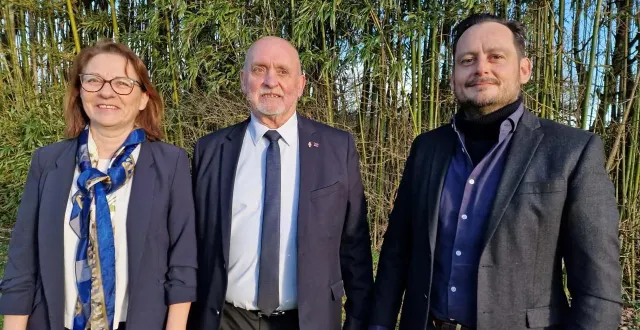 photo  jean-marie ryssen entouré de deux des trois conseillers sortants, nathalie bordage et guillaume dumoulin.  &copy;  co. 