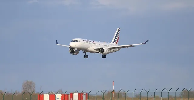 photo  un airbus a220-300 d’air france est visible dans sa phase d’approche finale, train d’atterrissage déployé, alors qu’il se prépare à atterrir à l’aéroport paris charles de gaulle (cdg). photo d’illustration.  &copy;  benjamin polge / hans lucas via afp 