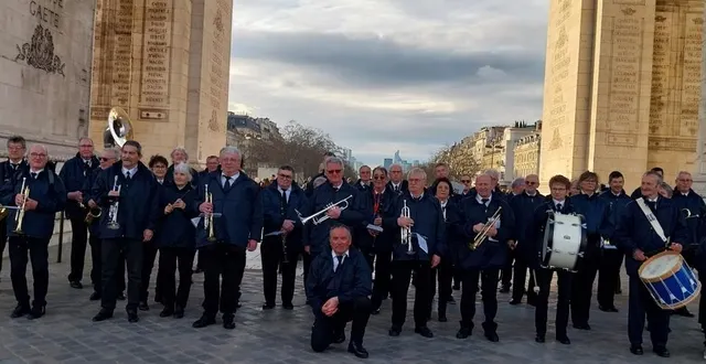 photo  l’ensemble des musiciens lors de la cérémonie de ravivage de la flamme du soldat inconnu à paris  &copy;  harmonie de fyé 
