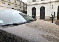 photo  un nuage de sable venu du sahara était déjà apparu en sarthe en mars 2022, laissant des résidus de poussière sur les voitures. 